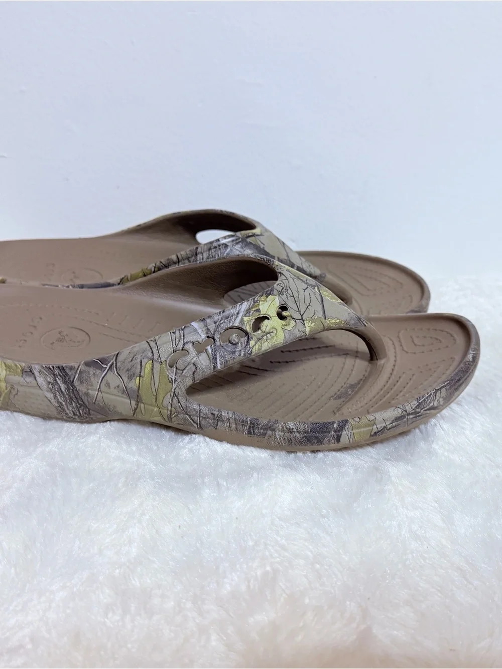 Crocs Camo Flip Flop Sandals Black Men's Size 7 Womens Size 9